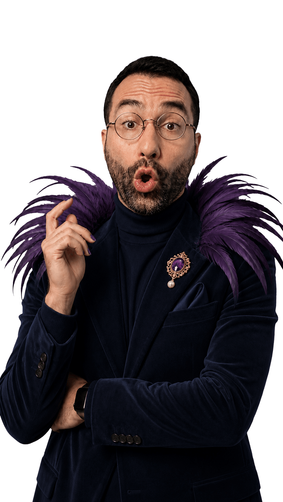 Ritratto giocoso di Francesco con blazer di velluto navy, piume viola scenografiche e una spilla di ametista, con le sopracciglia alzate per la sorpresa.